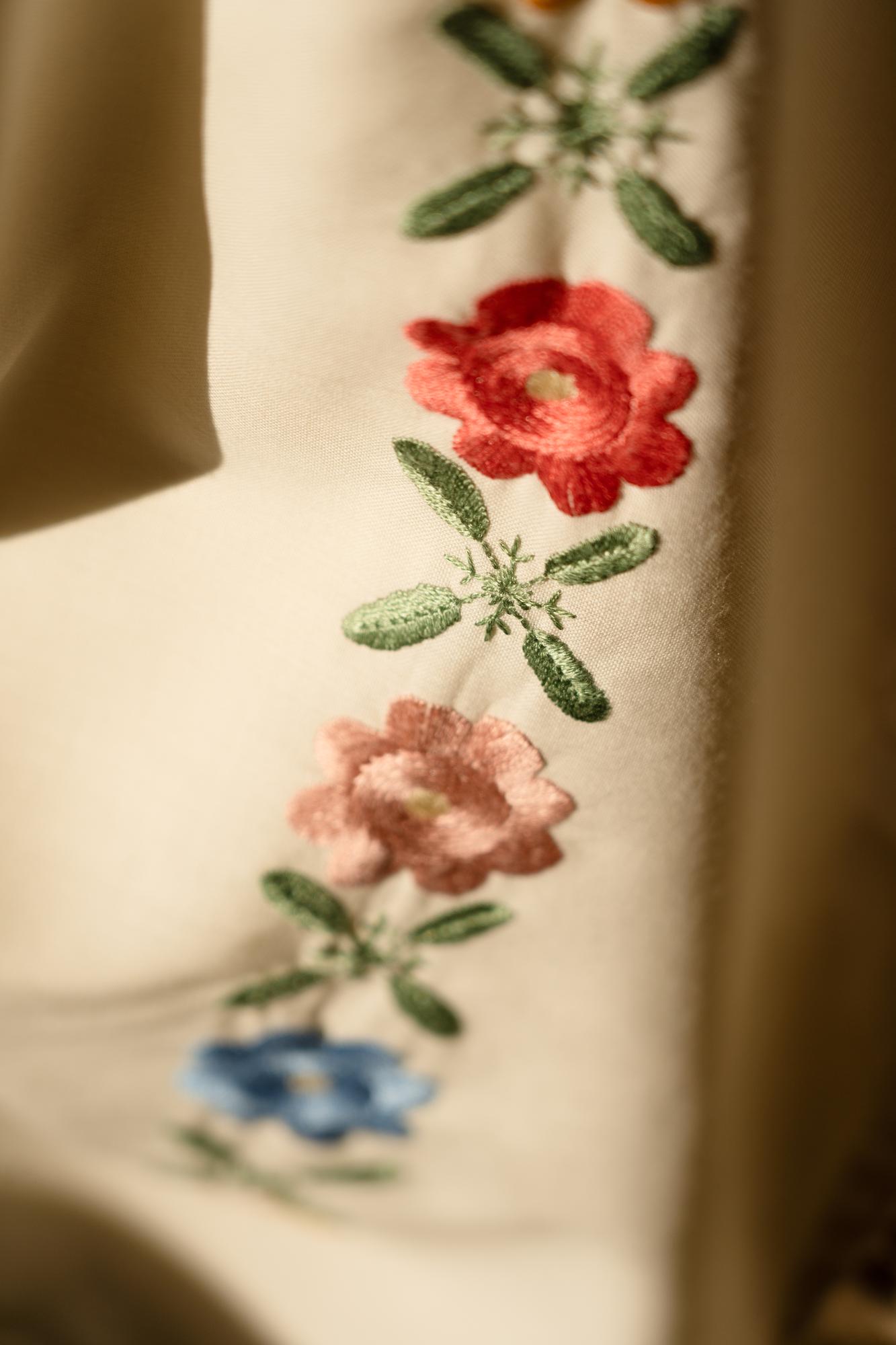 gesticktes Blumenmuster auf Leinen, Nahaufnahme